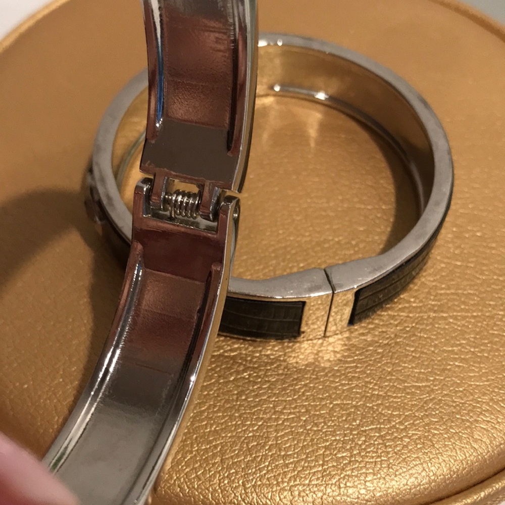 🔥Guess fashion bangle bracelets.🔥 - Picture 6 of 7
